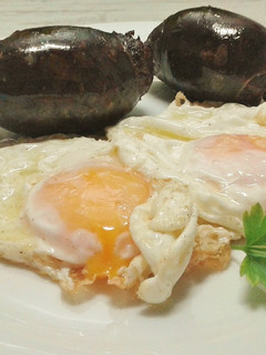 Una foto de Huevos fritos con morcillas
