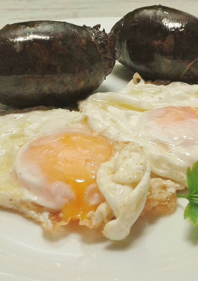 Una foto de Huevos fritos con morcillas
