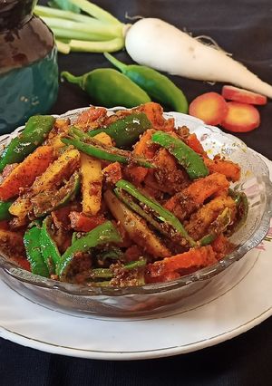 મરચા,ગાજર અને મૂળા નું ઇન્સ્ટન્ટ અથાણું (Instant Achar) રેસીપી મુખ્ય ફોટો