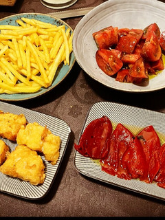 Una foto de Bacalao a la romana, con pimiento caramelizado, patatas caseras y tomate aliñado