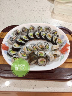 Una foto de Sushi roll surtidos #lacocinadegiri