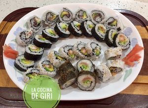 Una foto de Sushi roll surtidos #lacocinadegiri