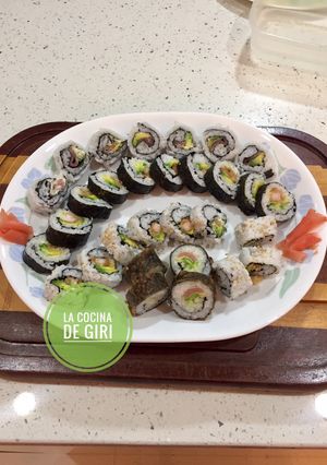 Una foto de Sushi roll surtidos #lacocinadegiri