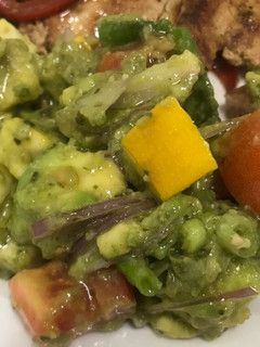 Una foto de Ensalada de aguacate al pesto