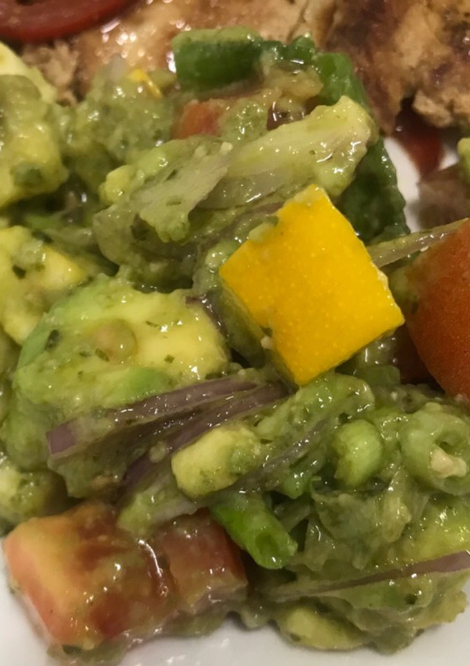 Una foto de Ensalada de aguacate al pesto