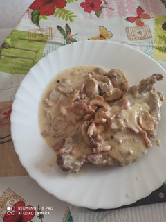Una foto de Solomillo, con bacon y champiñones laminados