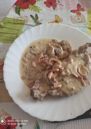 Una foto de Solomillo, con bacon y champiñones laminados