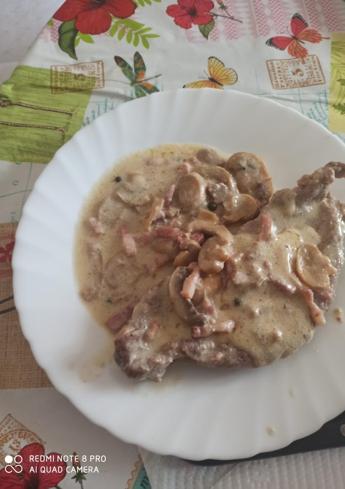 Una foto de Solomillo, con bacon y champiñones laminados
