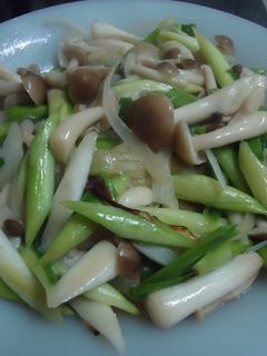 蒜苗炒鴻喜菇 的食譜成品照片