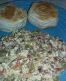 Huevos revueltos con chiles con queso y frijoles para el desayuno