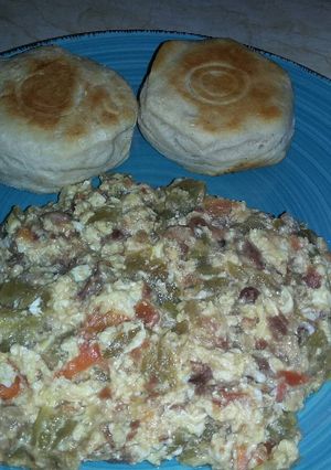Una foto de Huevos revueltos con chiles con queso y frijoles para el desayuno