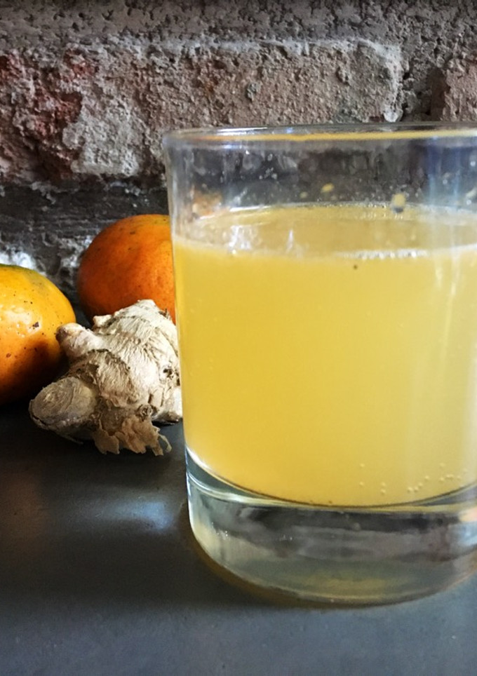 Una foto de Agua de mandarina con jengibre