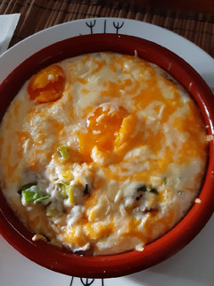 Una foto de Huevos al horno con puerro y champiñones