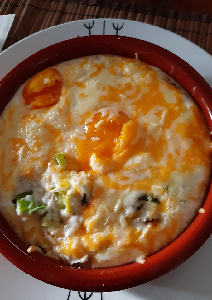 Una foto de Huevos al horno con puerro y champiñones