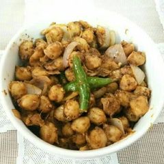 A picture of Dry chana masala.