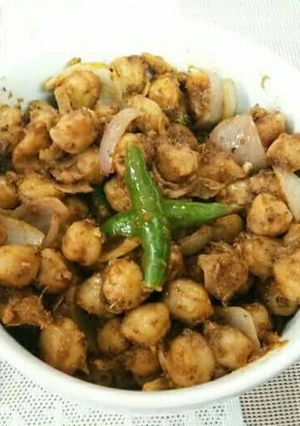 A picture of Dry chana masala.