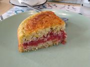 Une photo de gâteau aux fraises