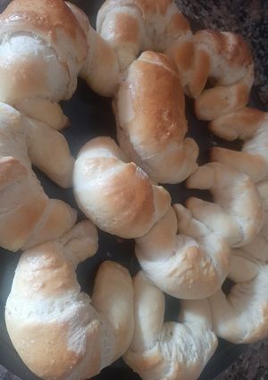 Una foto de Medialunas de manteca súper fácil 🤤 😋