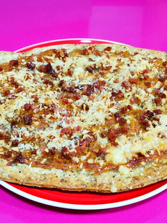Una foto de Pizza rápida con calabaza asada y jamón serrano