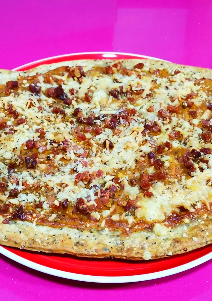 Una foto de Pizza rápida con calabaza asada y jamón serrano