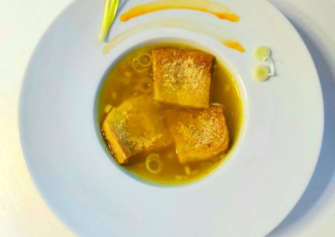 Modo semplice a Preparare Fatto in casa Zuppa di cipollotti con curcuma e crostoni di pane gratinati