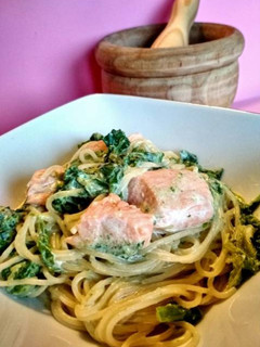 Una foto de Spaghetti con grelos y salmón