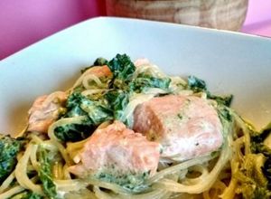 Una foto de Spaghetti con grelos y salmón