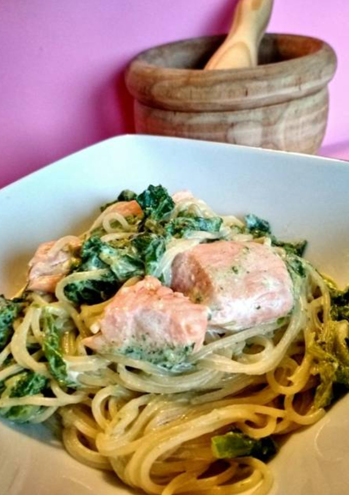 Una foto de Spaghetti con grelos y salmón