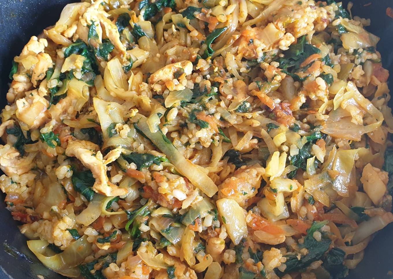 Repollo y espinacas con arroz y pollo