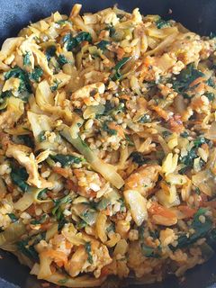 Una foto de Repollo y espinacas con arroz y pollo