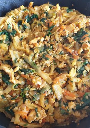 Una foto de Repollo y espinacas con arroz y pollo