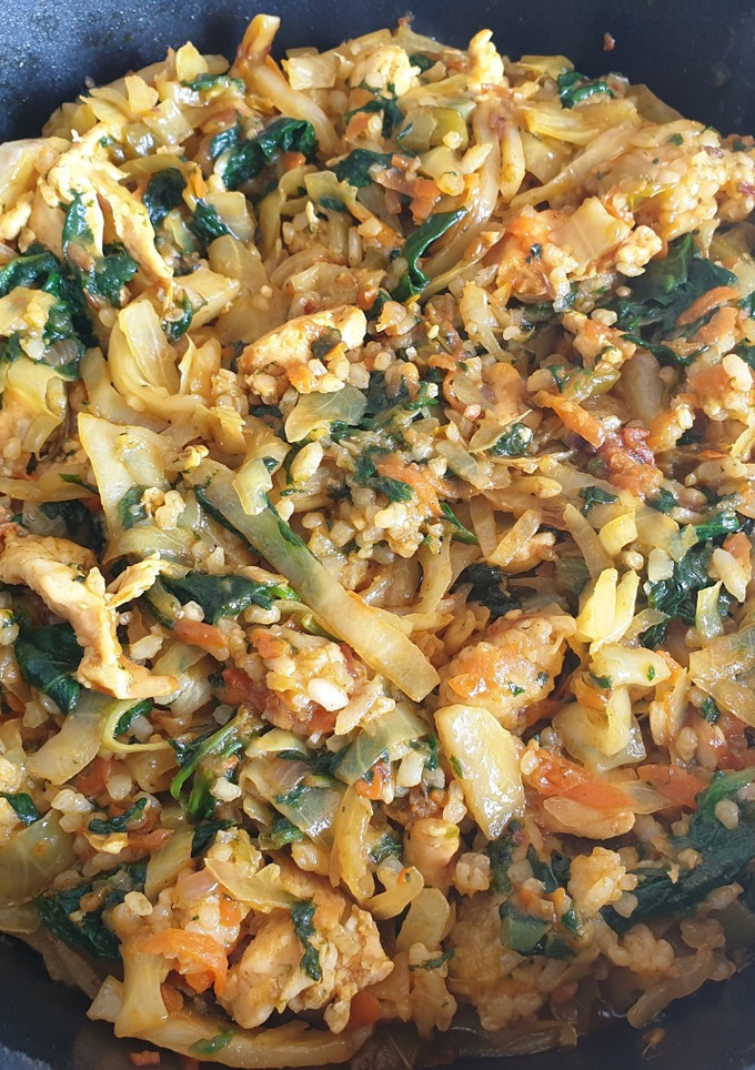 Una foto de Repollo y espinacas con arroz y pollo