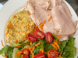 Hummus, pavo y ensalada 🥗