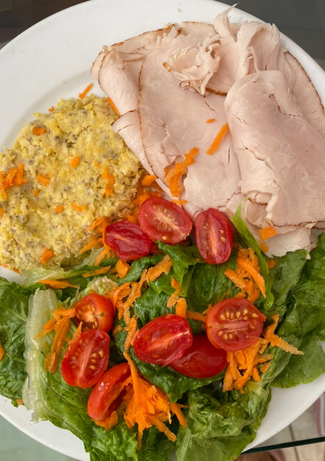 Una foto de Hummus, pavo y ensalada 🥗