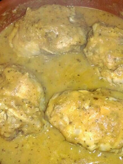 Una foto de Pollo guisado con tomate y albahaca