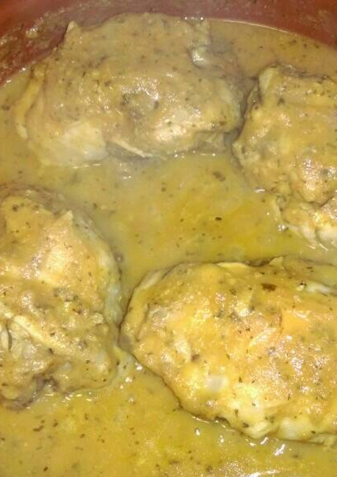 Una foto de Pollo guisado con tomate y albahaca