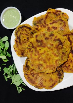 A picture of Aloo methi paratha.
