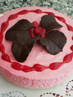 Una foto de Tarta mousse de frambuesa con corazones