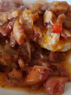 Una foto de Cruixent de Merluza con pica pica de pulpo