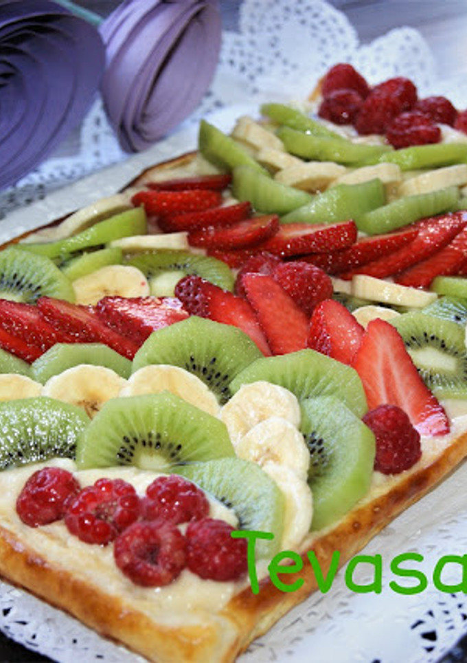 Una foto de Hojaldre de crema con frutas