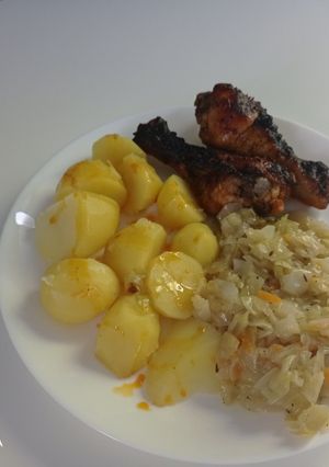 Zdjęcie przepisu Pałki z kurczaka z piekarnika z ziemniakami i kapustką zasmażaną.