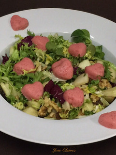 Una foto de Ensalada Romántica con Corazones de Fresas (San Valentín)
