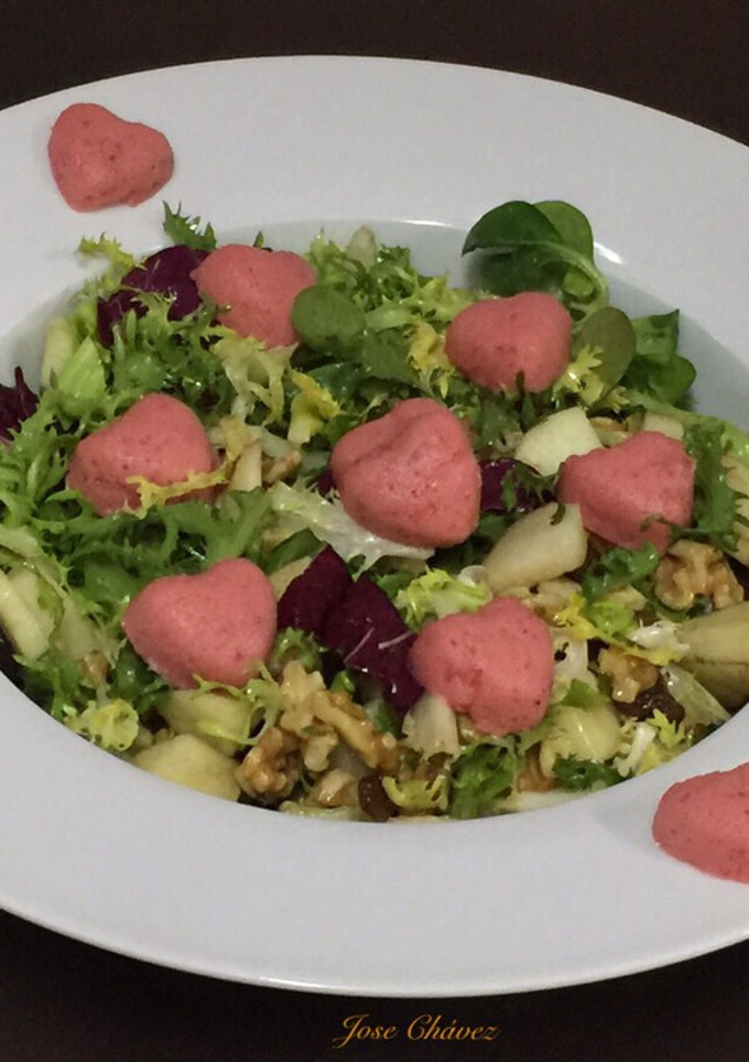 Una foto de Ensalada Romántica con Corazones de Fresas (San Valentín)
