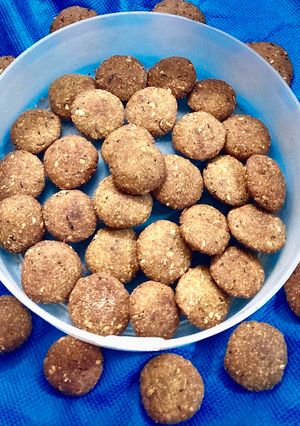 बाजरीच्या पिठाची मठरी (Bajrichya Pithachi Mathri Recipe In Marathi) रेसिपी चे मुख्य फोटो 