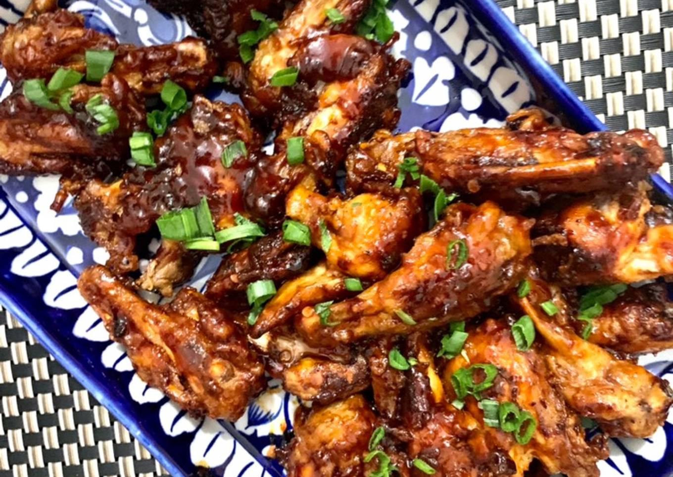 Smokey Bbq wings & Spicy Sriracha wings