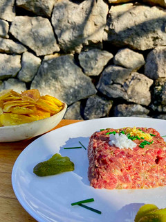 Una foto de TARTAR Tradicional de Carne con Guarnición de Plátano Frito