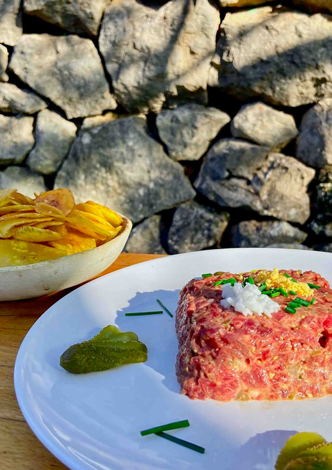 Una foto de TARTAR Tradicional de Carne con Guarnición de Plátano Frito