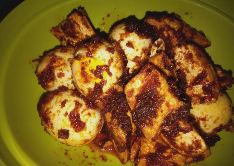 Telur tahu balado