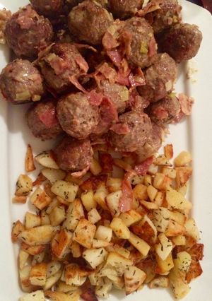 Una foto de Albóndigas de cerdo a la panceta con papas crocantes