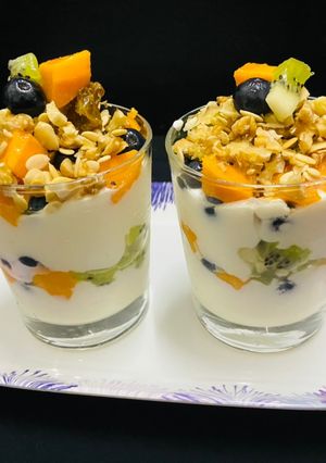 A picture of Fruits yoghurt parfait.
